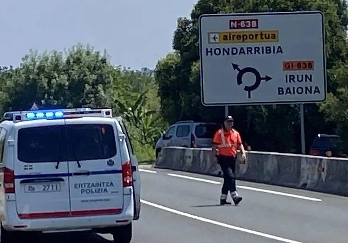Una imagen de actuación de la Ertzaintza durante un accidente en la N-638 ajena a este hecho.