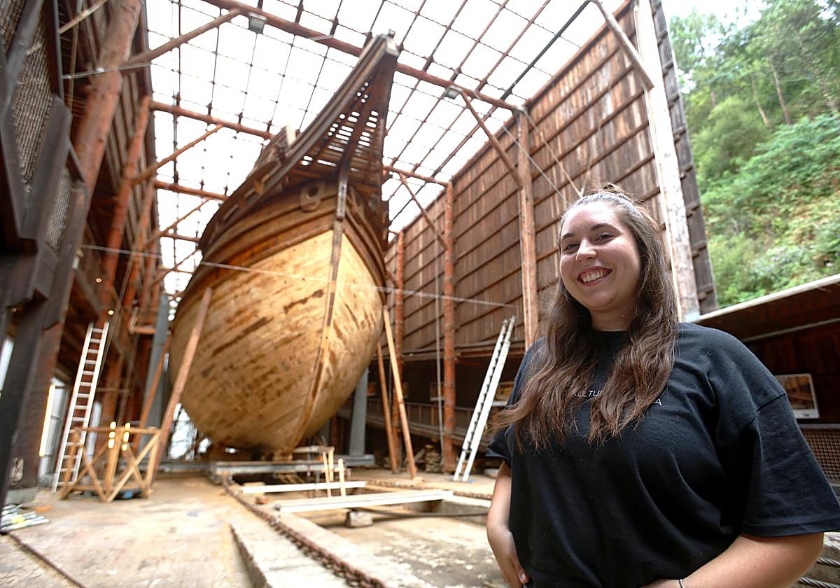 Yone Vitoria, junto a la proa de la nao 'San Juan' en la factoría Albaola.