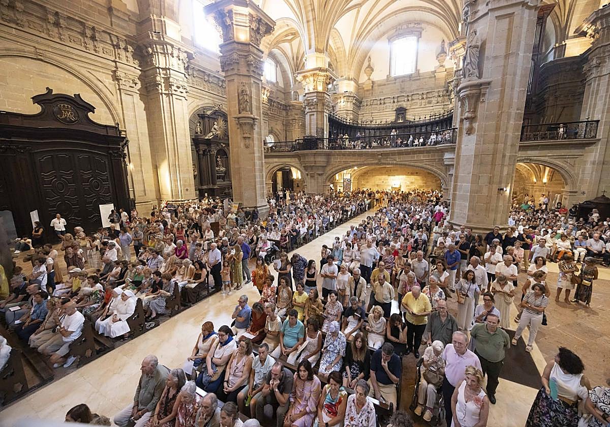 La basílica de Santa María se ha quedado este jueves pequeña para el canto de 'La Salve'.