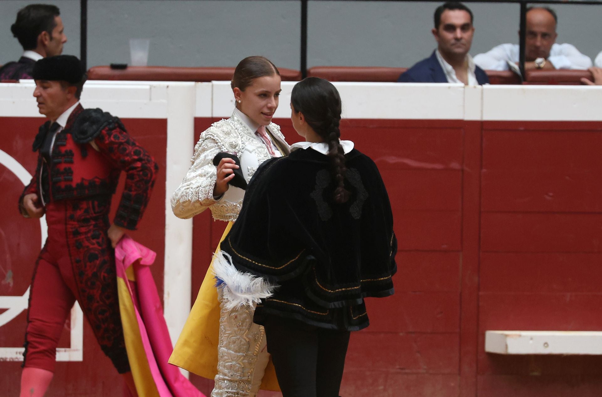 La novillera y la alguacililla. Nerea Urrosolo entrega la oreja de su primer novillo a Olga Casado. Cerca, Pascual Mellina, de sangre de toro y azabache.
