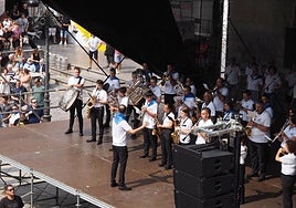 Musika jaien hasieran. Musika Bandak 'Ondo pasau Andramaixek' jo zuen eta jarraian, Parrokiako Abesbatzak eta Iraurgi Abesbatzak 'Azkoitia' abestu zuten.