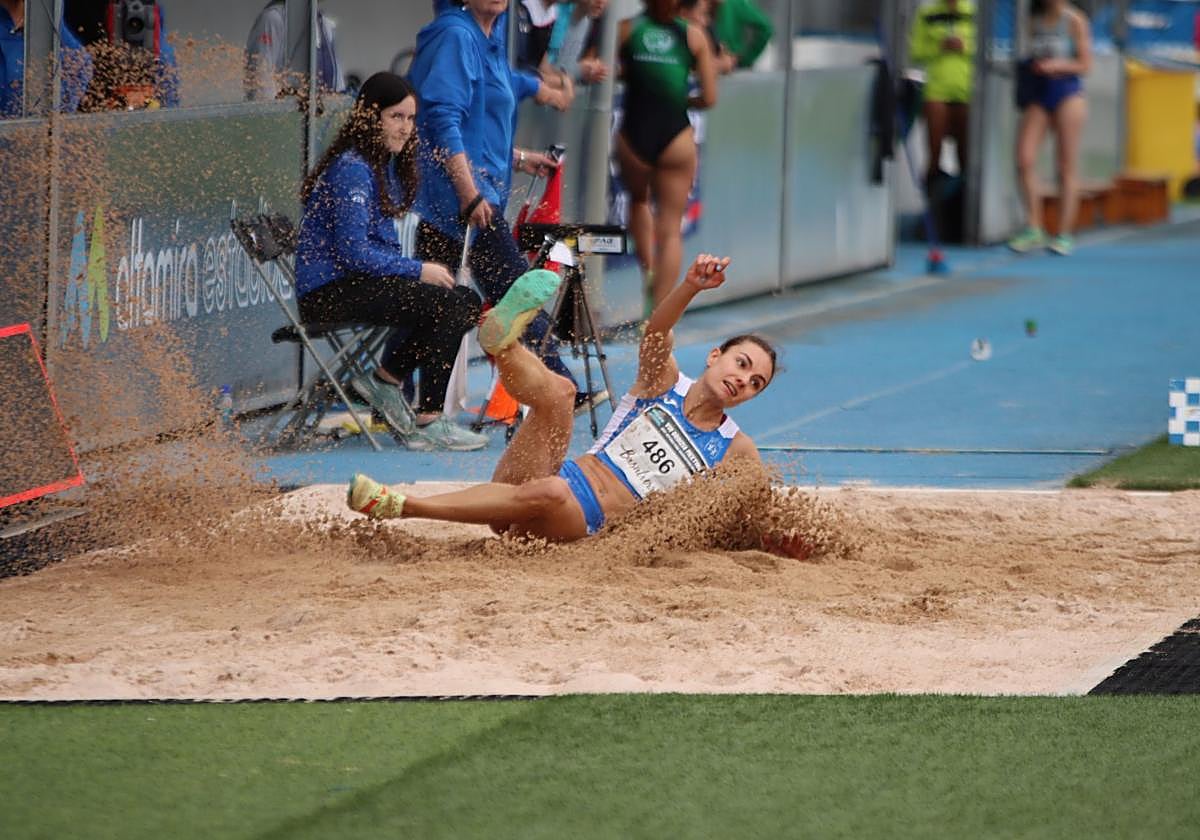 La saltadora donostiarra Irati Mitxelena ve más cercana su presencia en el Mundial de Tokio.