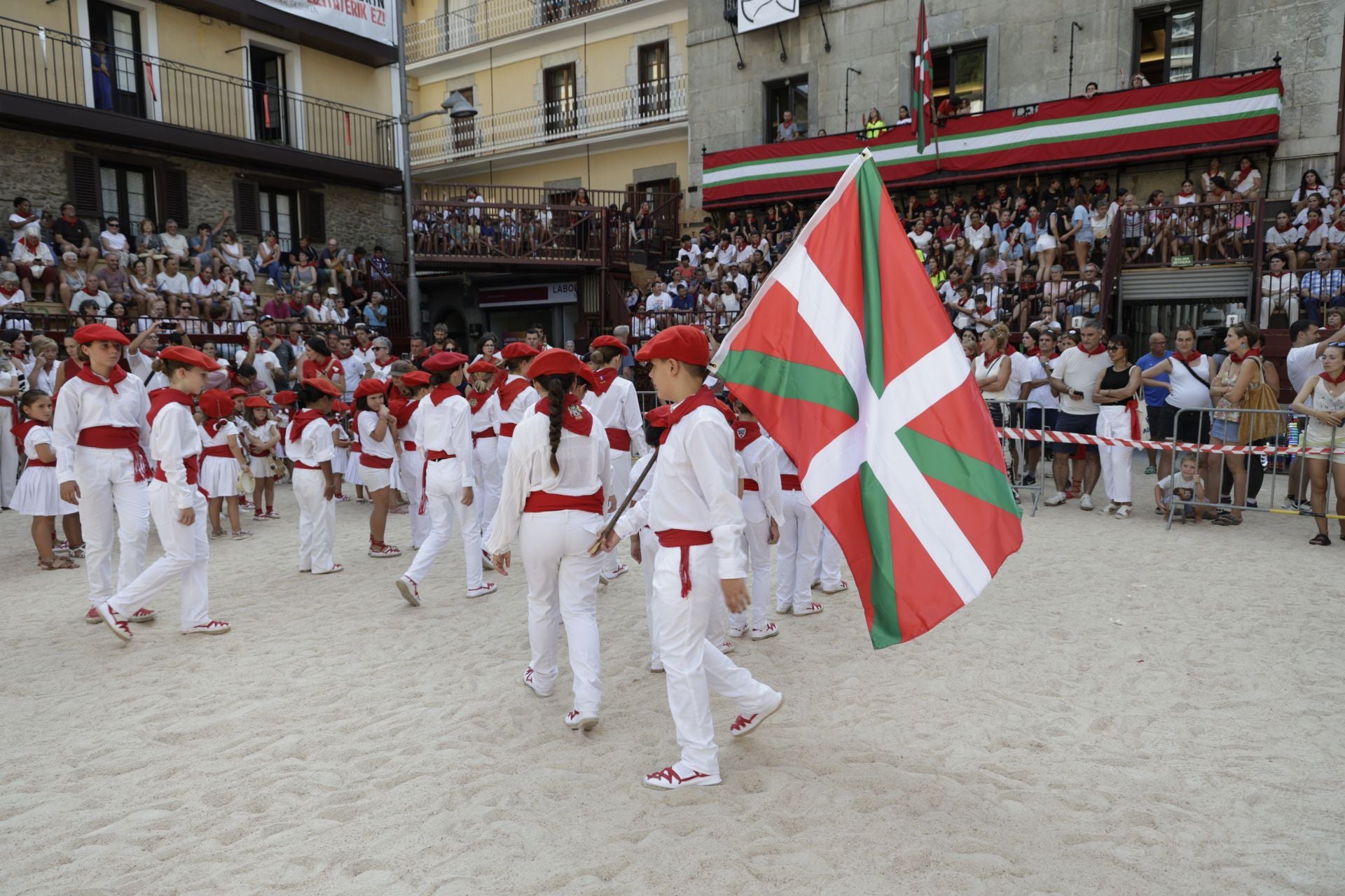 Kalejira de txikis en las fiestas de San Roke