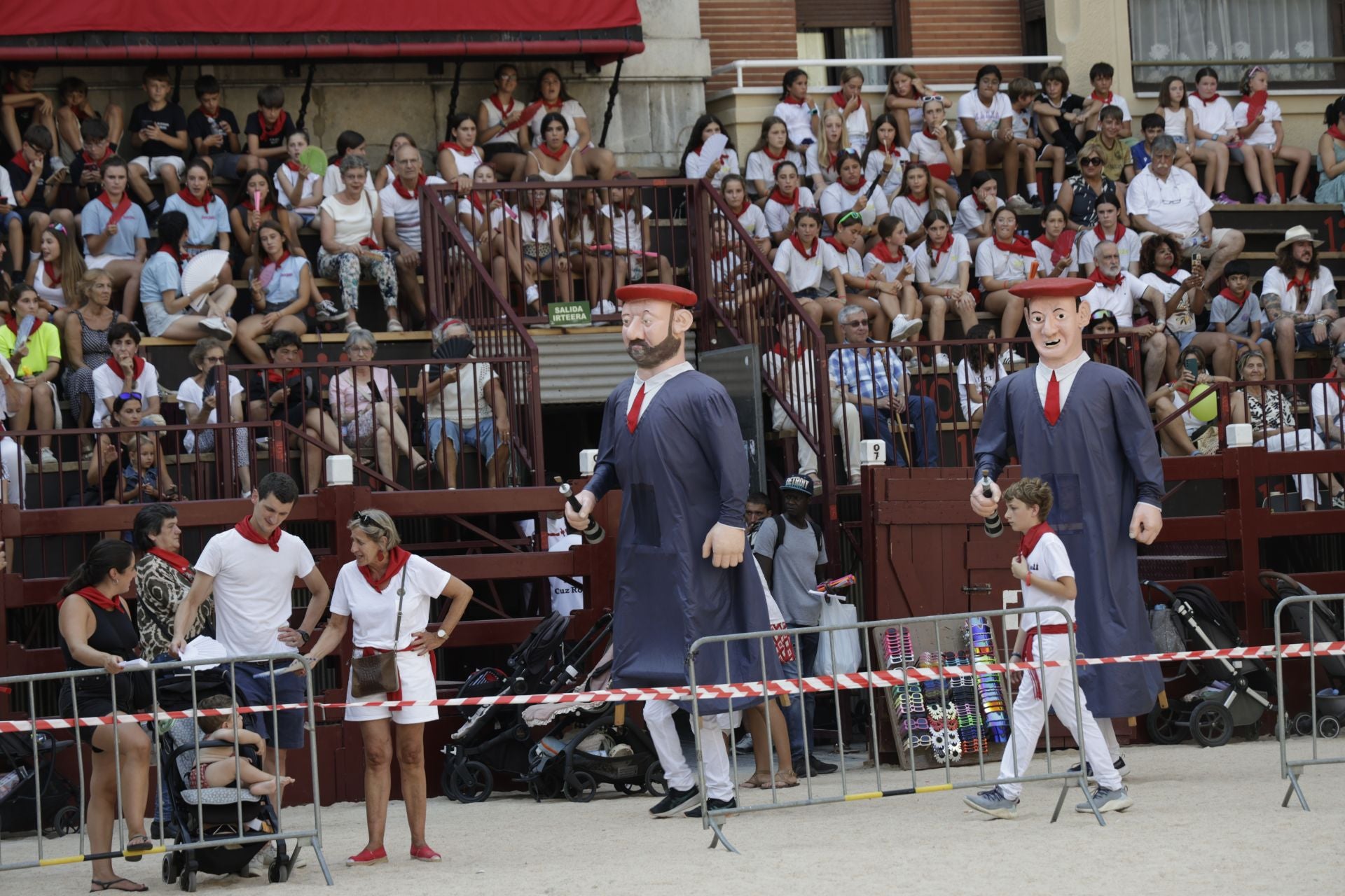 Kalejira de txikis en las fiestas de San Roke