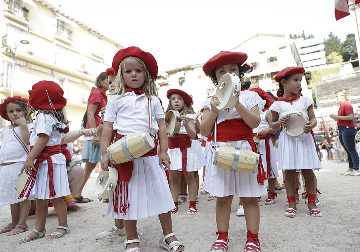 Kalejira de txikis en las fiestas de San Roke