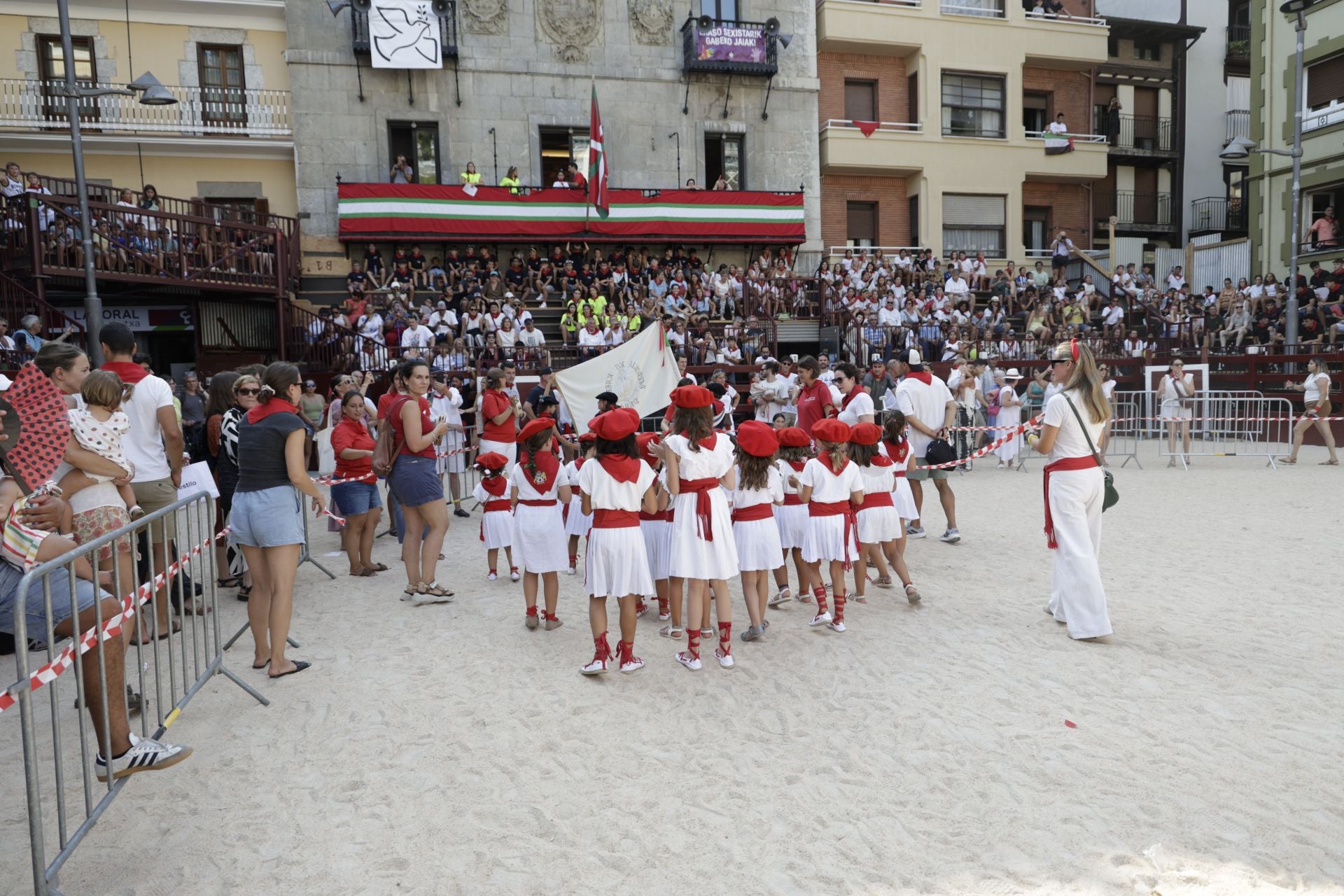 Kalejira de txikis en las fiestas de San Roke