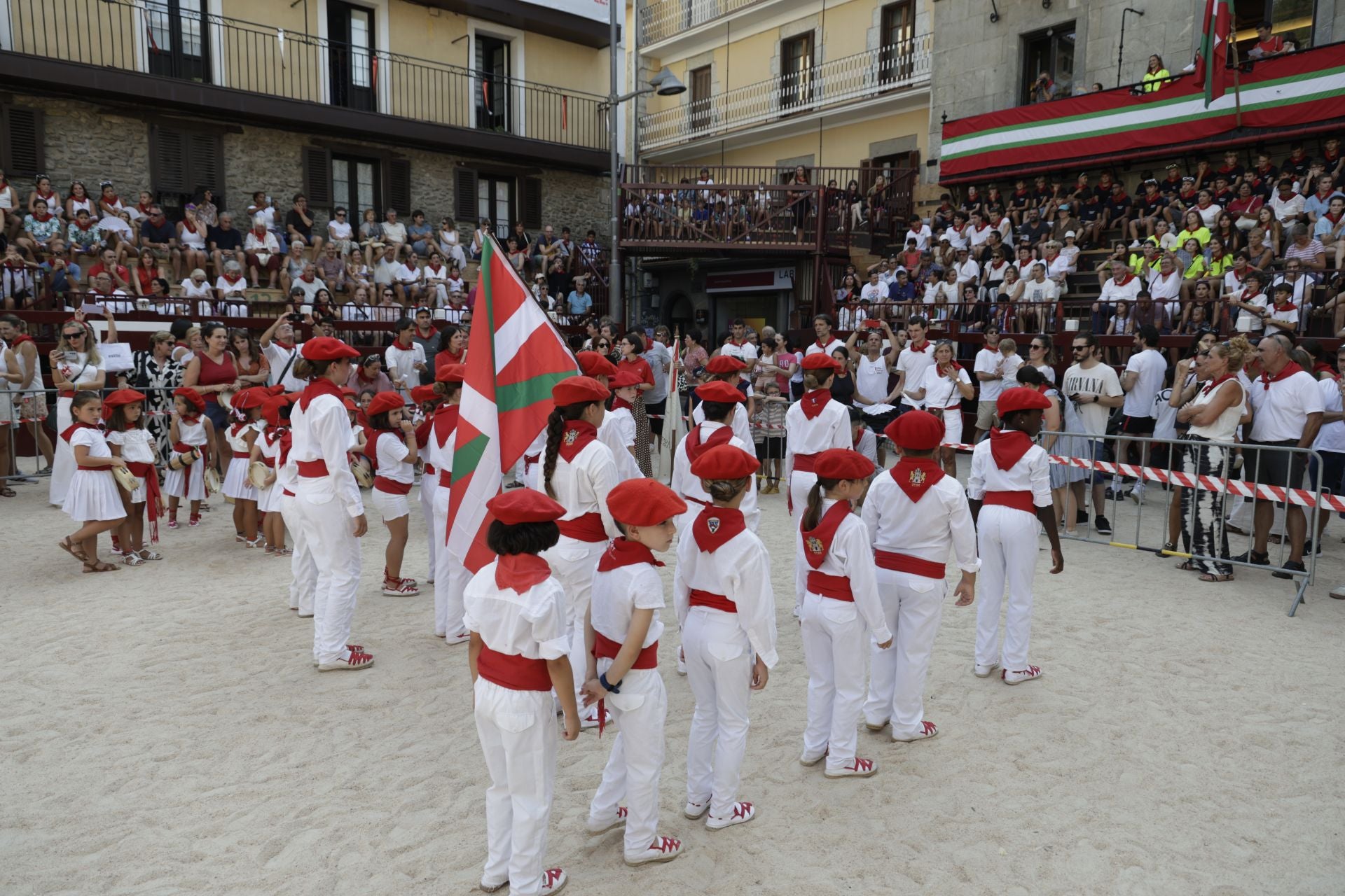 Kalejira de txikis en las fiestas de San Roke