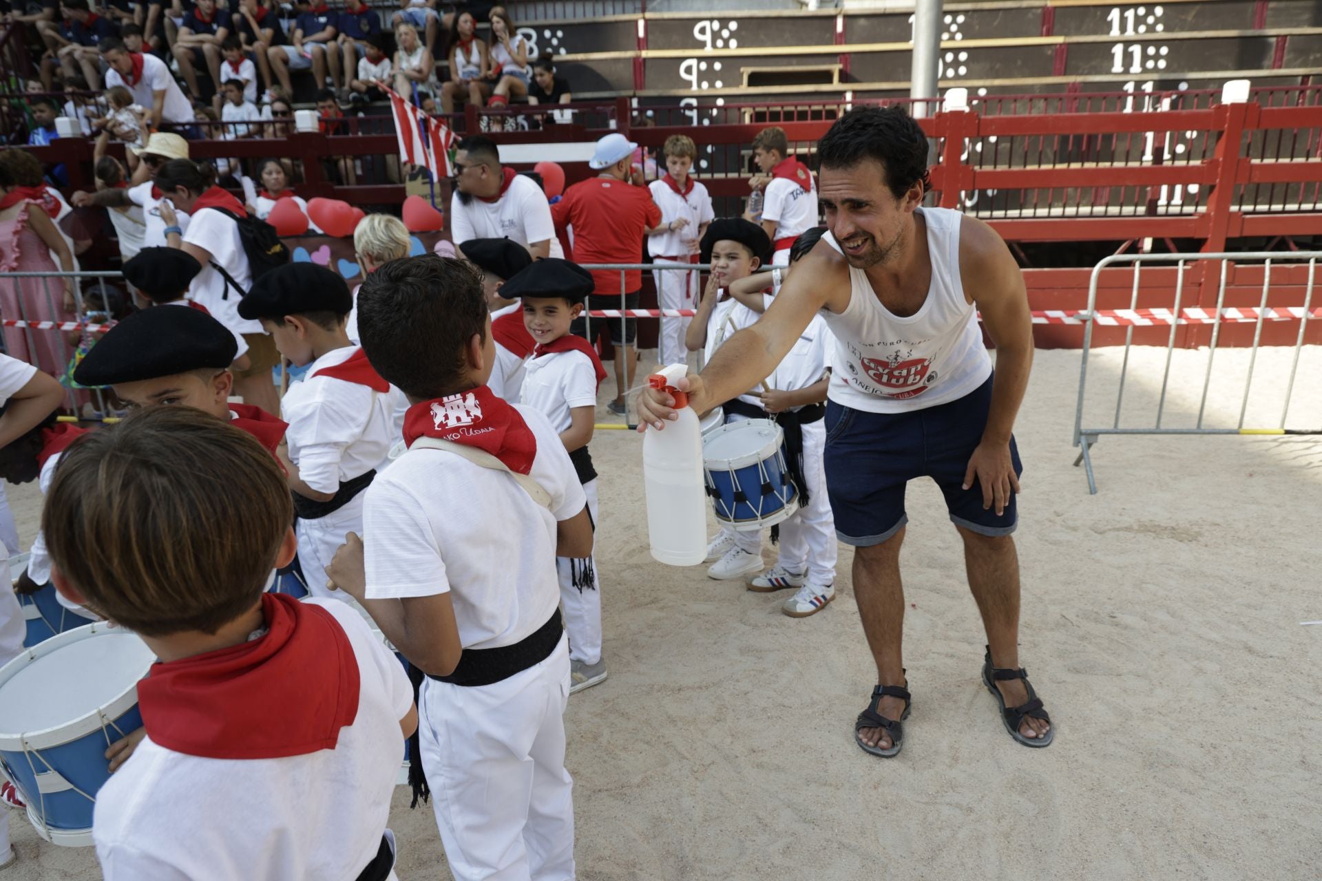 Kalejira de txikis en las fiestas de San Roke