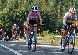 Irati Aranguren, con el maillot del Andoaingo, sigue la estela de Paula Ostiz en la segunda etapa del Bizkaikolore de este viernes.