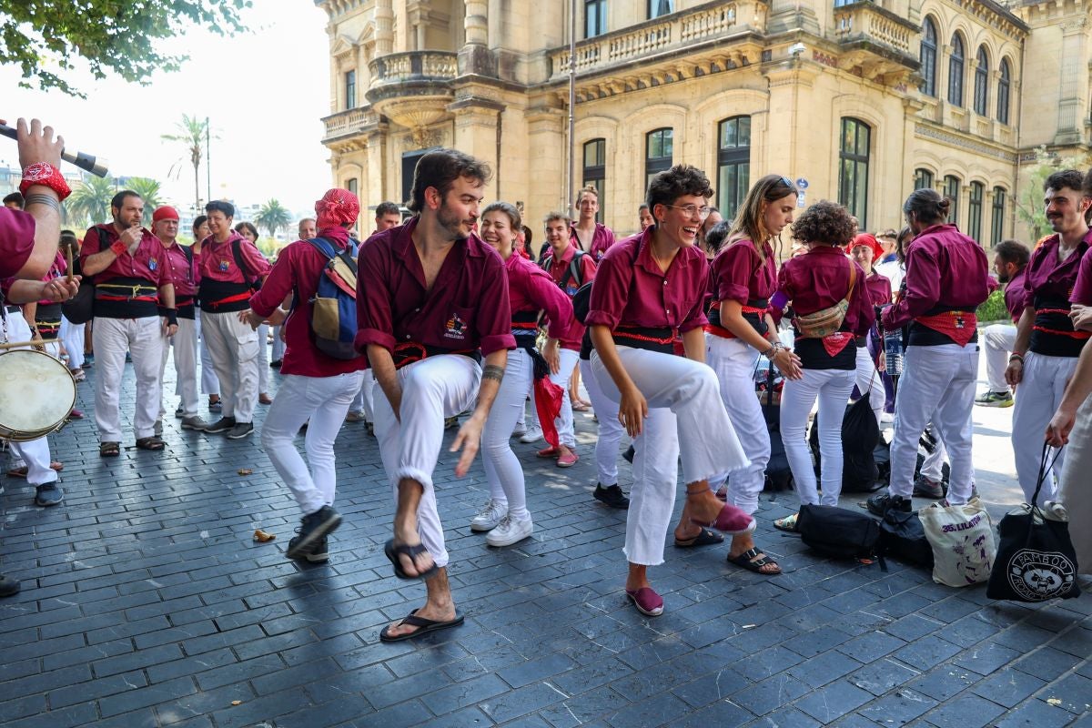 Euskal Herriko Castellers taldea y Castellers de Lleida tocan el cielo en Donostia