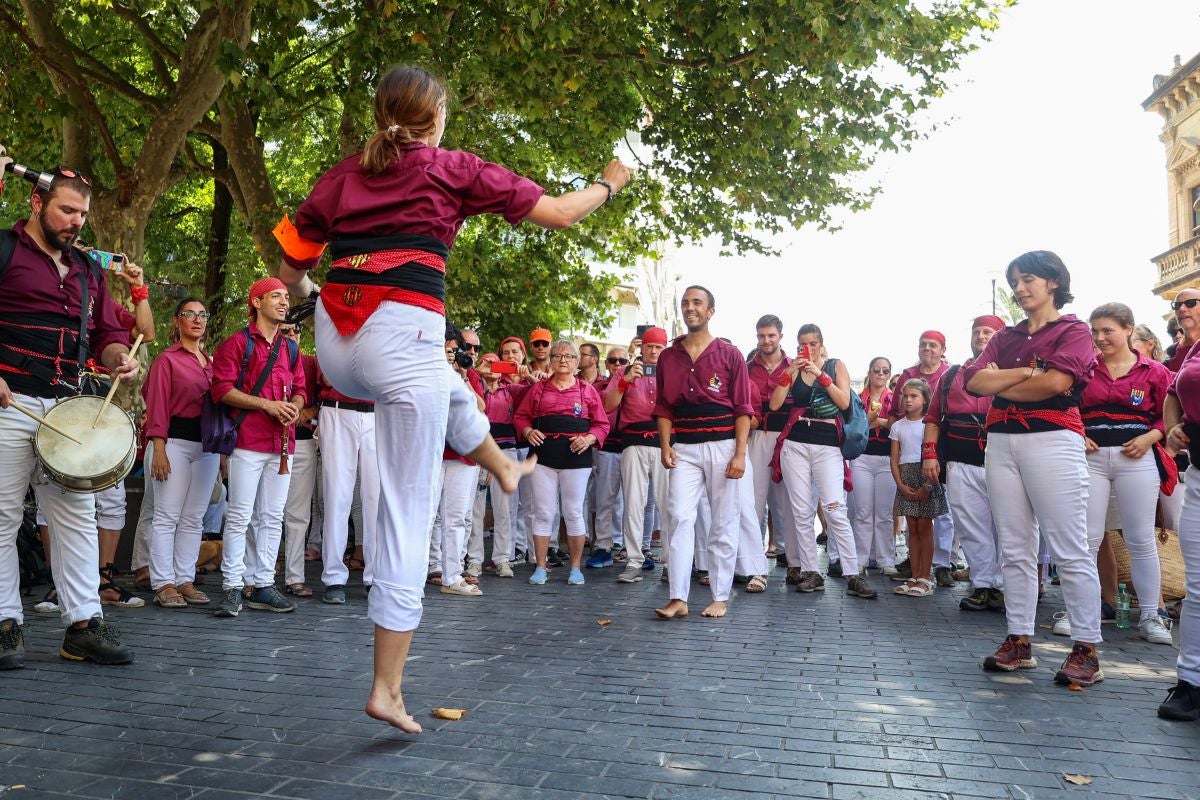 Euskal Herriko Castellers taldea y Castellers de Lleida tocan el cielo en Donostia