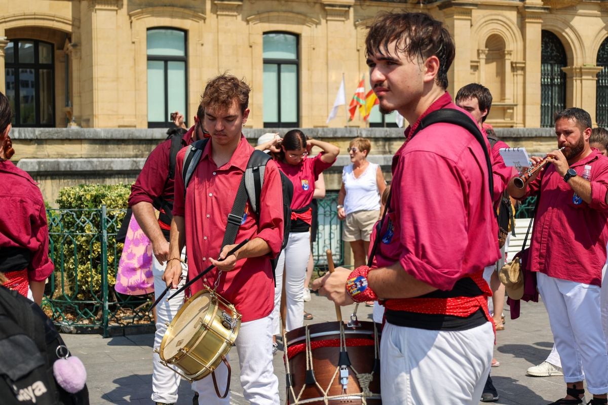 Euskal Herriko Castellers taldea y Castellers de Lleida tocan el cielo en Donostia