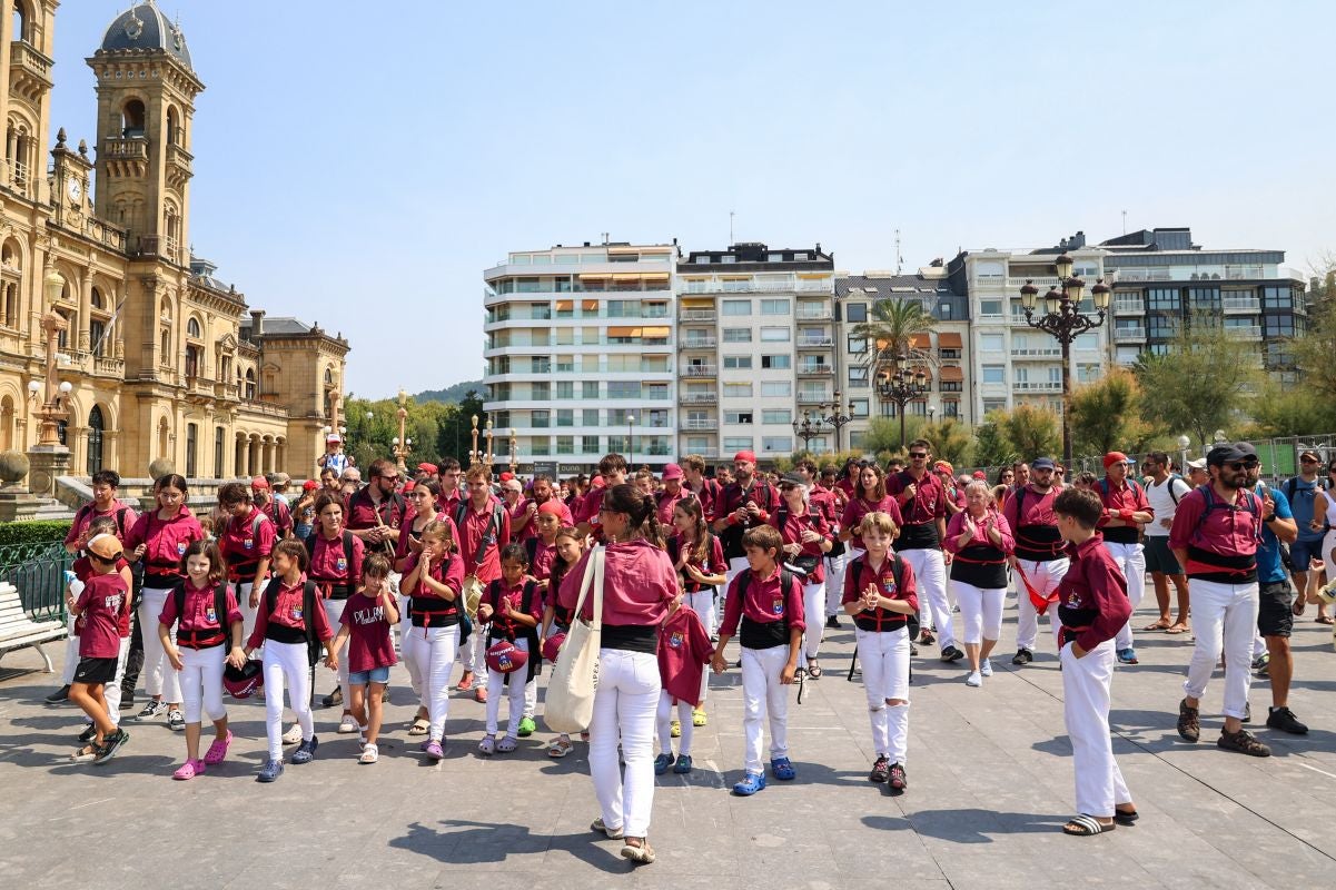 Euskal Herriko Castellers taldea y Castellers de Lleida tocan el cielo en Donostia