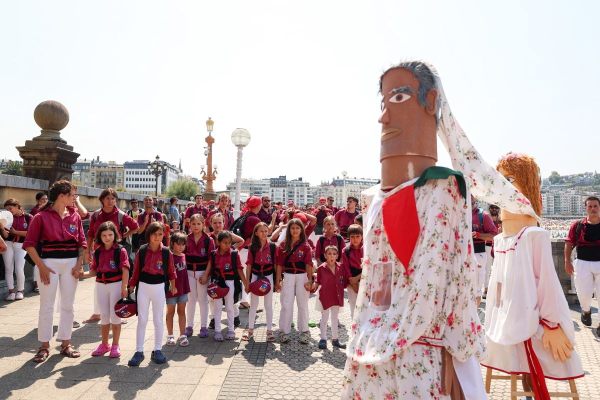 Euskal Herriko Castellers taldea y Castellers de Lleida tocan el cielo en Donostia