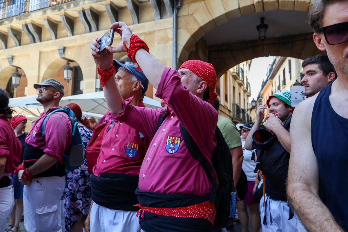 Euskal Herriko Castellers taldea y Castellers de Lleida tocan el cielo en Donostia