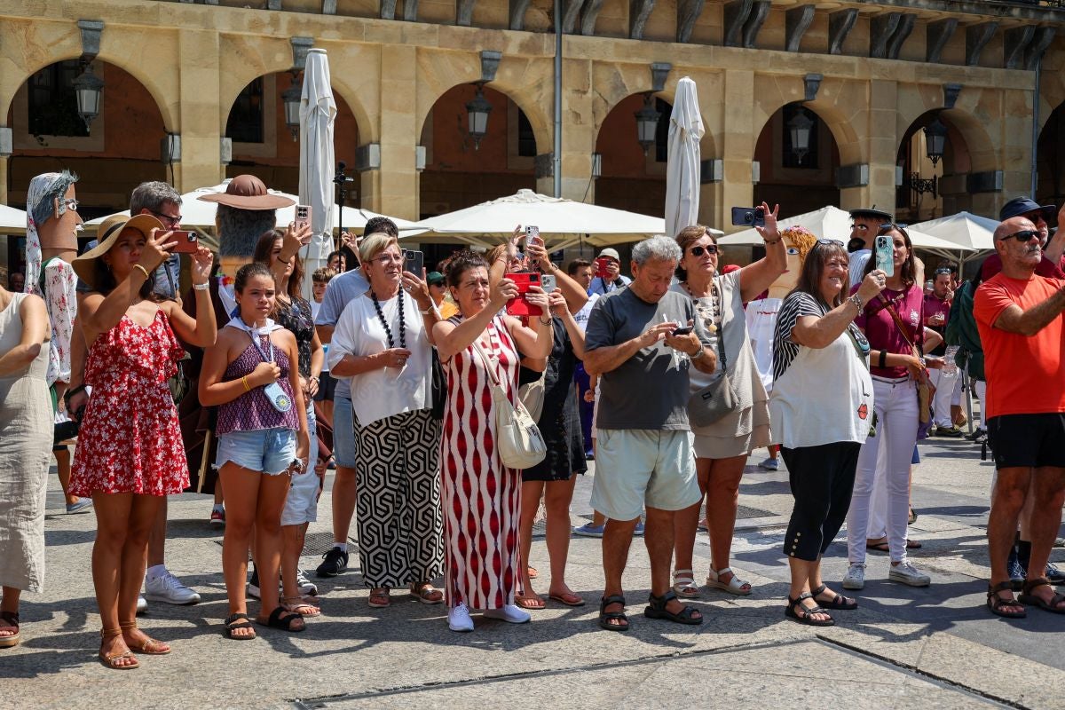 Euskal Herriko Castellers taldea y Castellers de Lleida tocan el cielo en Donostia