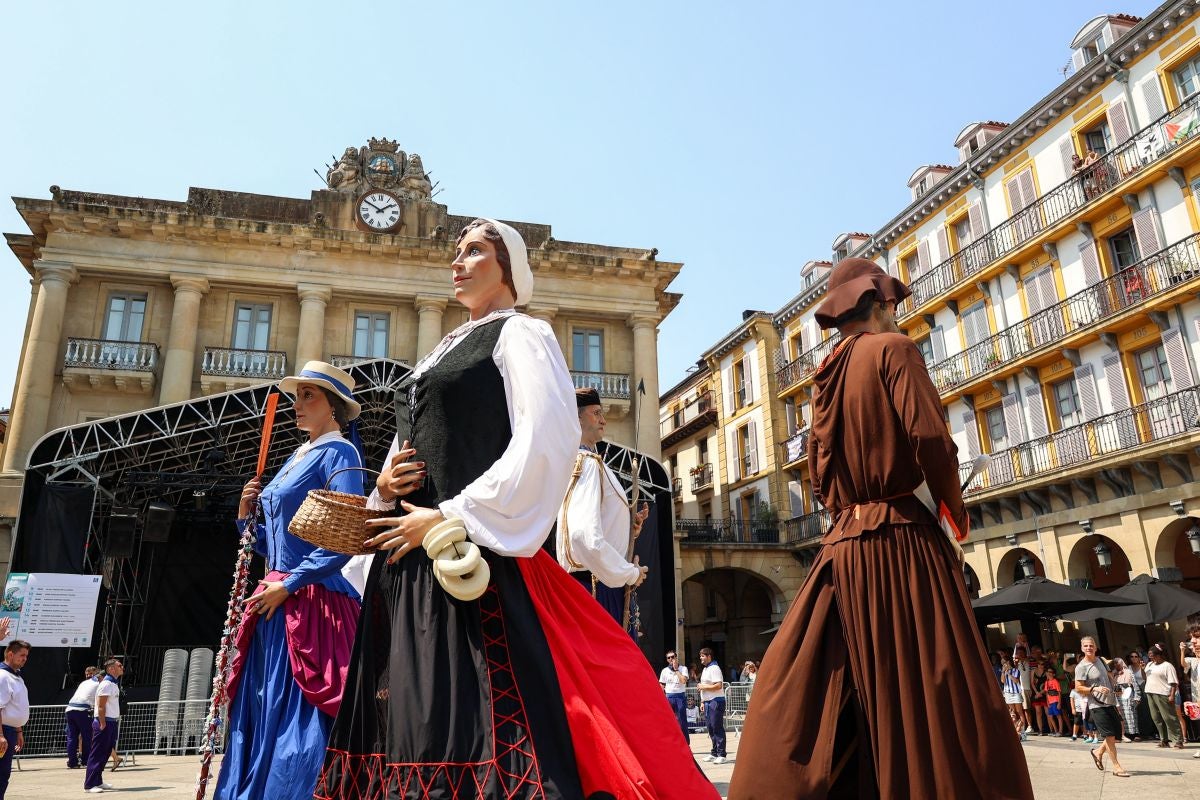 Euskal Herriko Castellers taldea y Castellers de Lleida tocan el cielo en Donostia