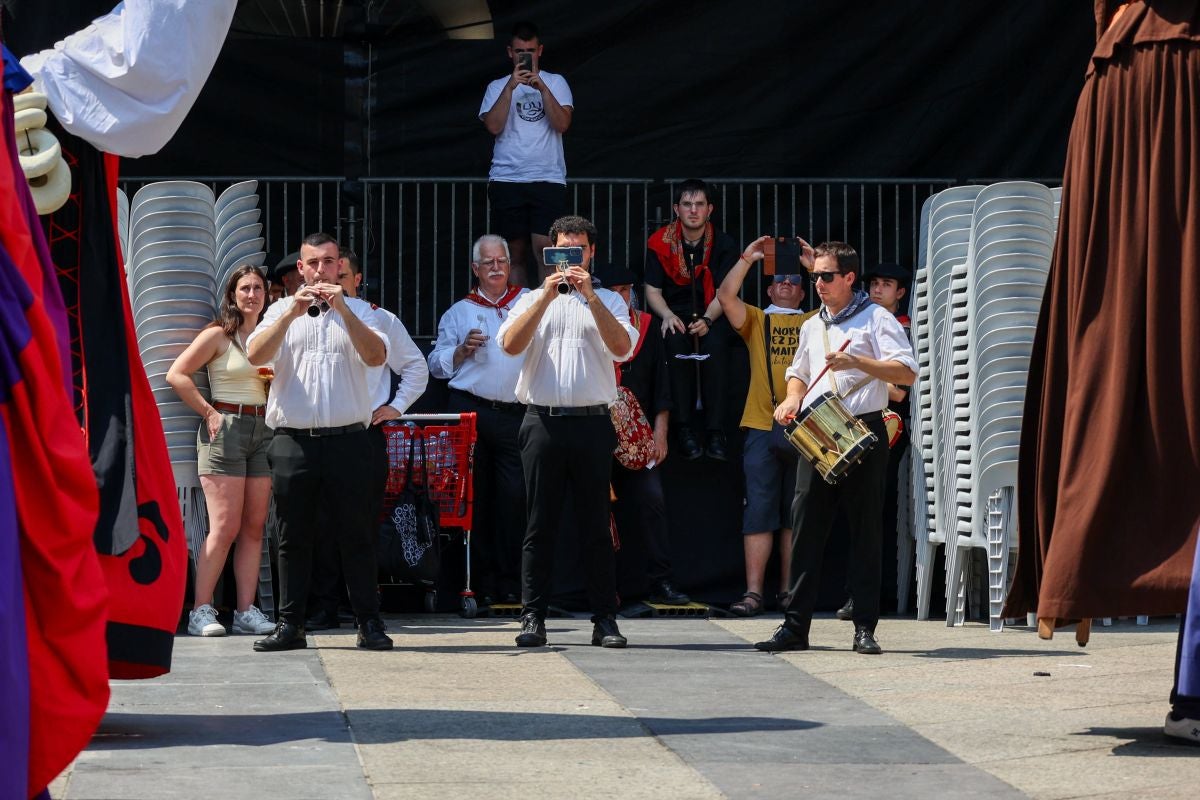 Euskal Herriko Castellers taldea y Castellers de Lleida tocan el cielo en Donostia