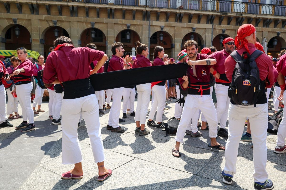 Euskal Herriko Castellers taldea y Castellers de Lleida tocan el cielo en Donostia