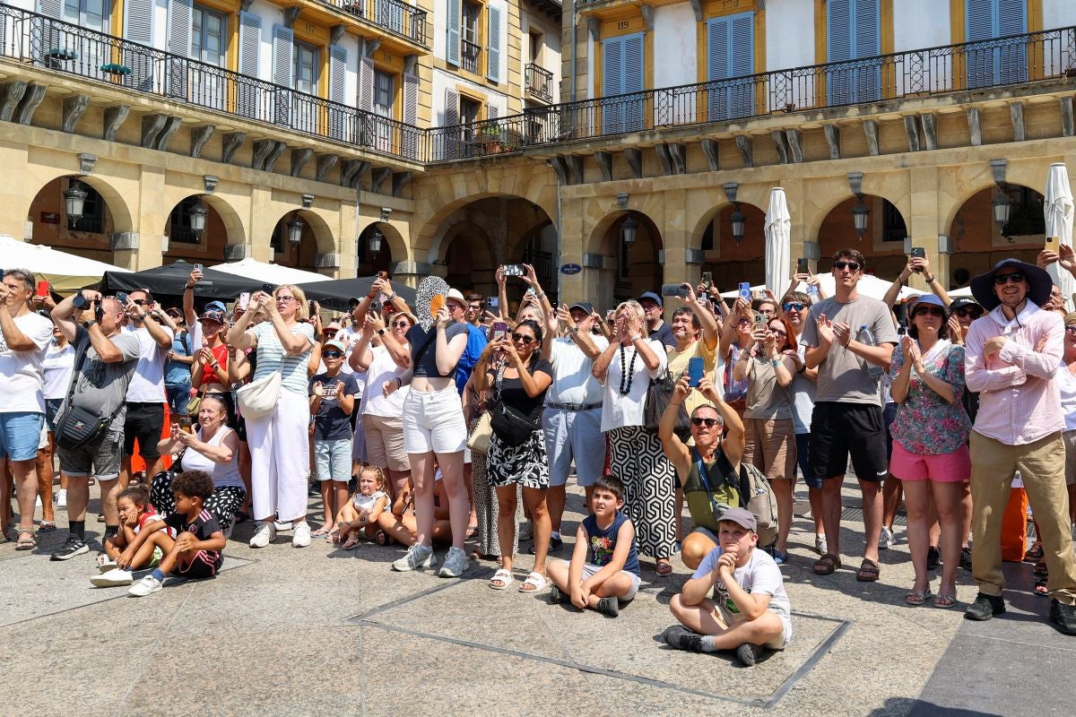 Euskal Herriko Castellers taldea y Castellers de Lleida tocan el cielo en Donostia