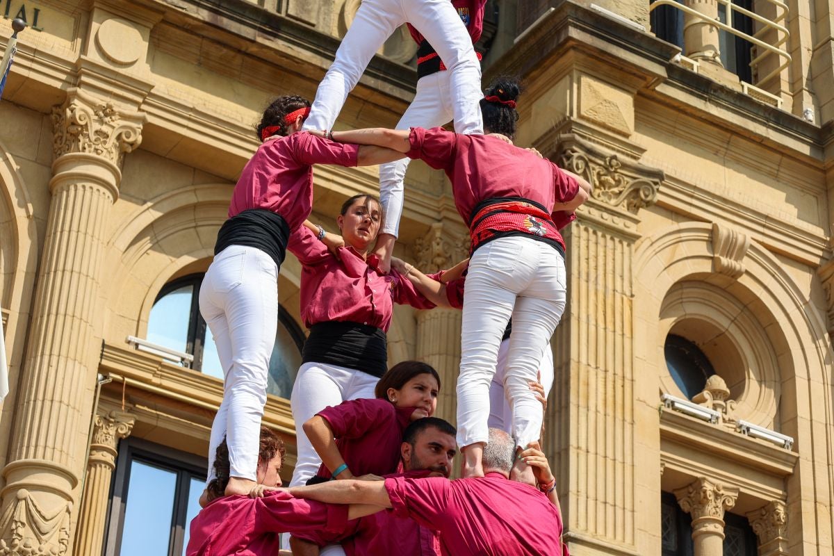 Euskal Herriko Castellers taldea y Castellers de Lleida tocan el cielo en Donostia