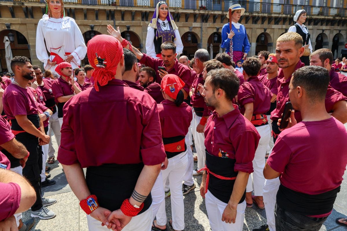 Euskal Herriko Castellers taldea y Castellers de Lleida tocan el cielo en Donostia