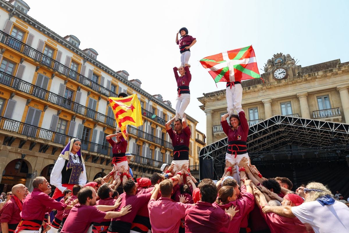 Euskal Herriko Castellers taldea y Castellers de Lleida tocan el cielo en Donostia