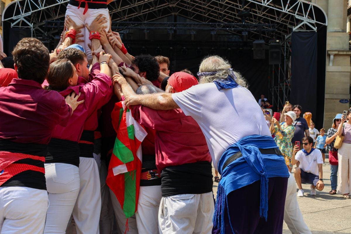 Euskal Herriko Castellers taldea y Castellers de Lleida tocan el cielo en Donostia