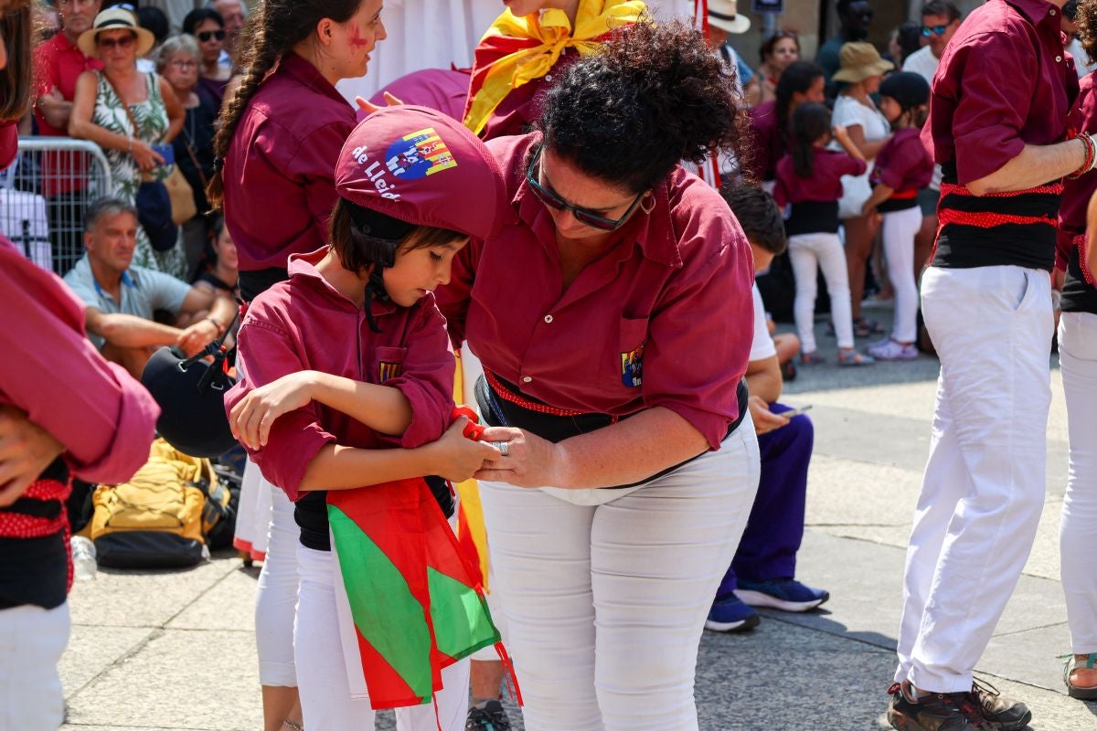Euskal Herriko Castellers taldea y Castellers de Lleida tocan el cielo en Donostia