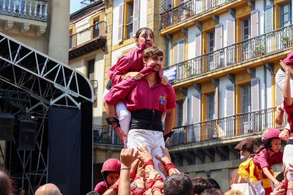 Euskal Herriko Castellers taldea y Castellers de Lleida tocan el cielo en Donostia