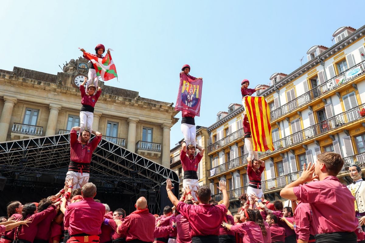 Euskal Herriko Castellers taldea y Castellers de Lleida tocan el cielo en Donostia