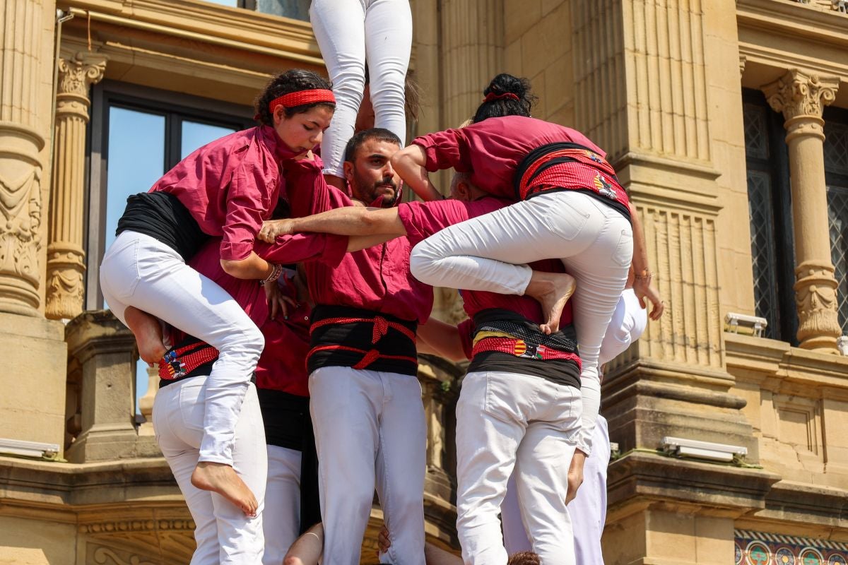Euskal Herriko Castellers taldea y Castellers de Lleida tocan el cielo en Donostia
