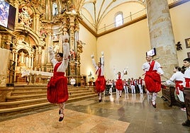 Las tres capitanas y el capitán durante su actuación en la parroquia.
