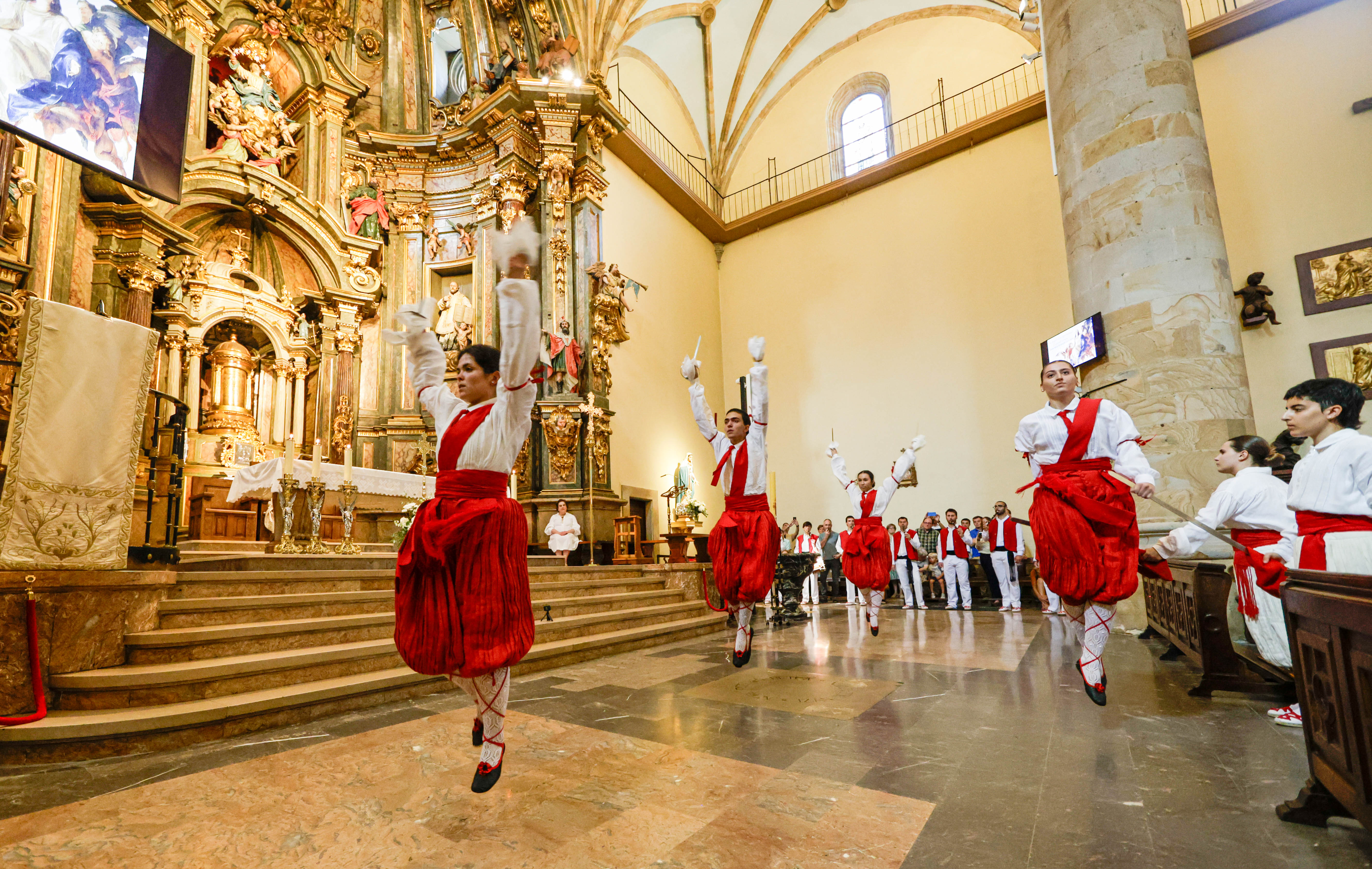 Las tres capitanas y el capitán durante su actuación en la parroquia.
