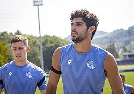 Guedes, seguido por Aihen, antes del entrenamiento de este viernes
