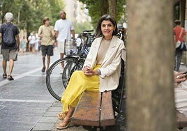 Nerea Melgosa, sentada en un banco del centro de Donostia, en plena Samana Grande.