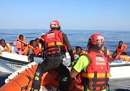 El Aita Mari presta asistencia a dos embarcaciones pocas horas después de zarpar en una nueva misión por el Mediterráneo