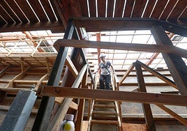 Una visitante desciende por la estructura de la embarcación.