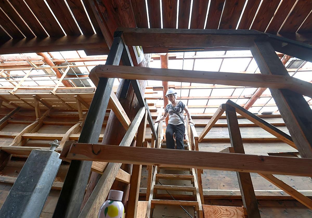 Una visitante desciende por la estructura de la embarcación.