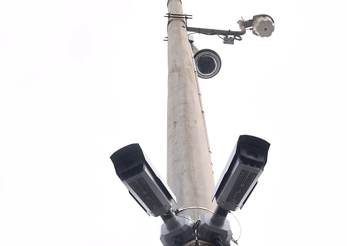 Imagen secundaria 1 - Nueva cámara que vigila el giro de Urbieta a San Martín. Debajo, poste con cámaras de control de tráfico y de accesos a la ZBE. 