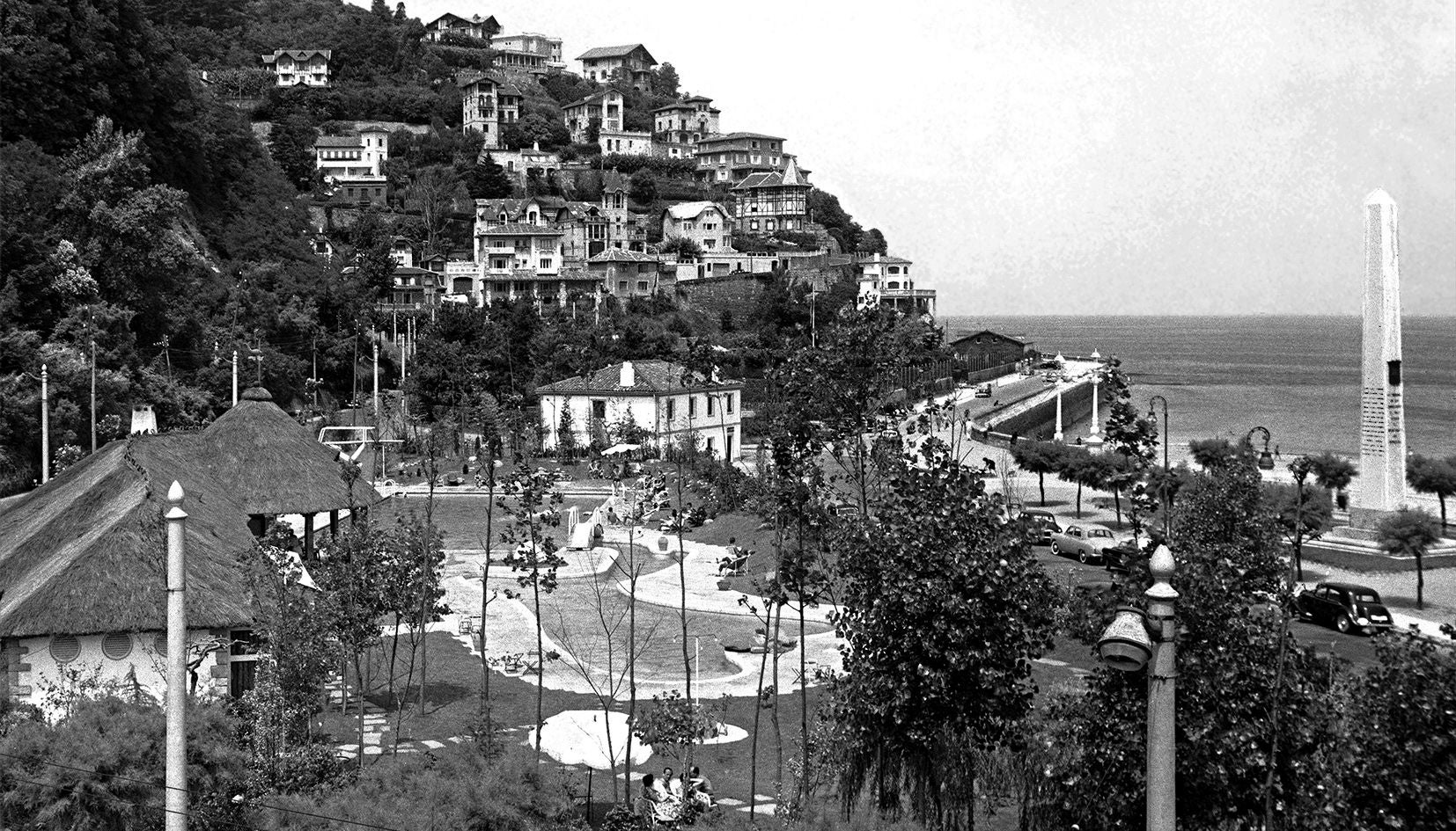 Imagen secundaria 2 - Ondarreta cumple 100 años, de campo de maniobras a joya de San Sebastián