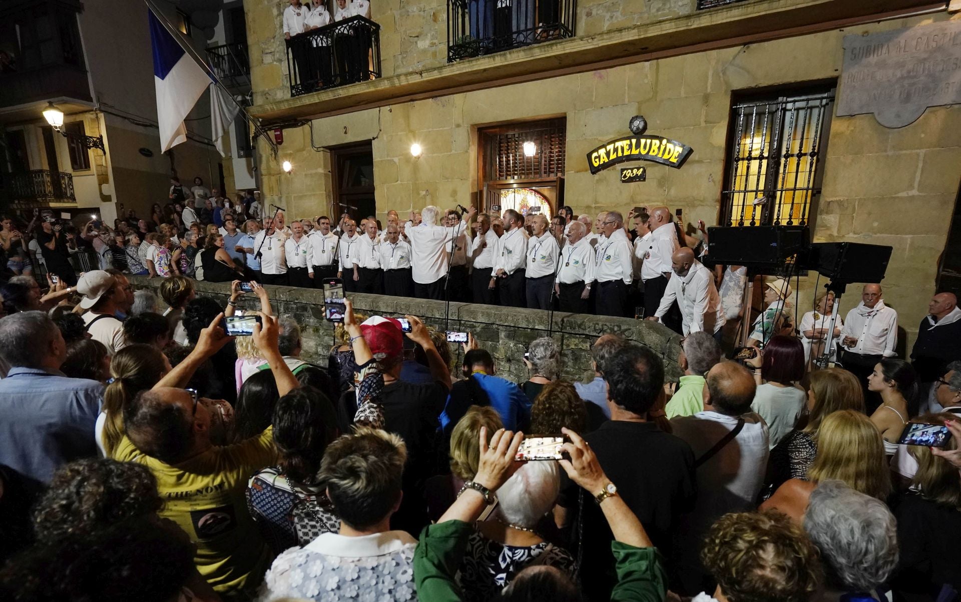 Multitudinario Festara