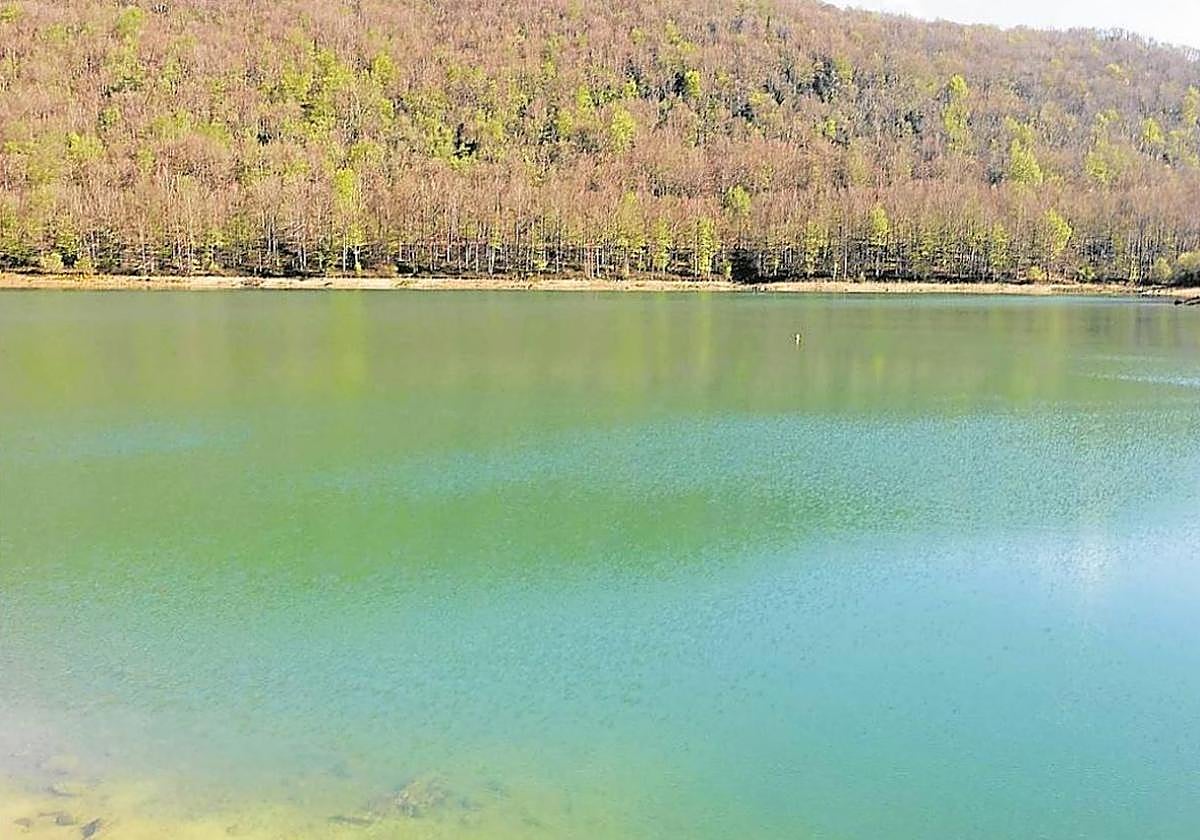 Vista del embalse de Lareo, ubicado en la sierra de Aralar, que surte a Ataun.