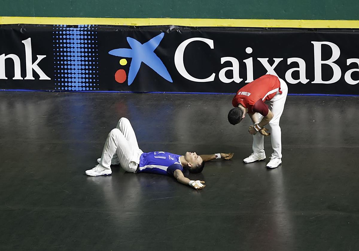 Los pelotaris acabaron exhaustos tras el esfuerzo por la alta temperatura que había dentro del frontón.