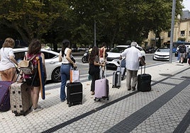 Varios taxis llegan a la parada de la estación del tren de San Sebastián, donde aguardan clientes.