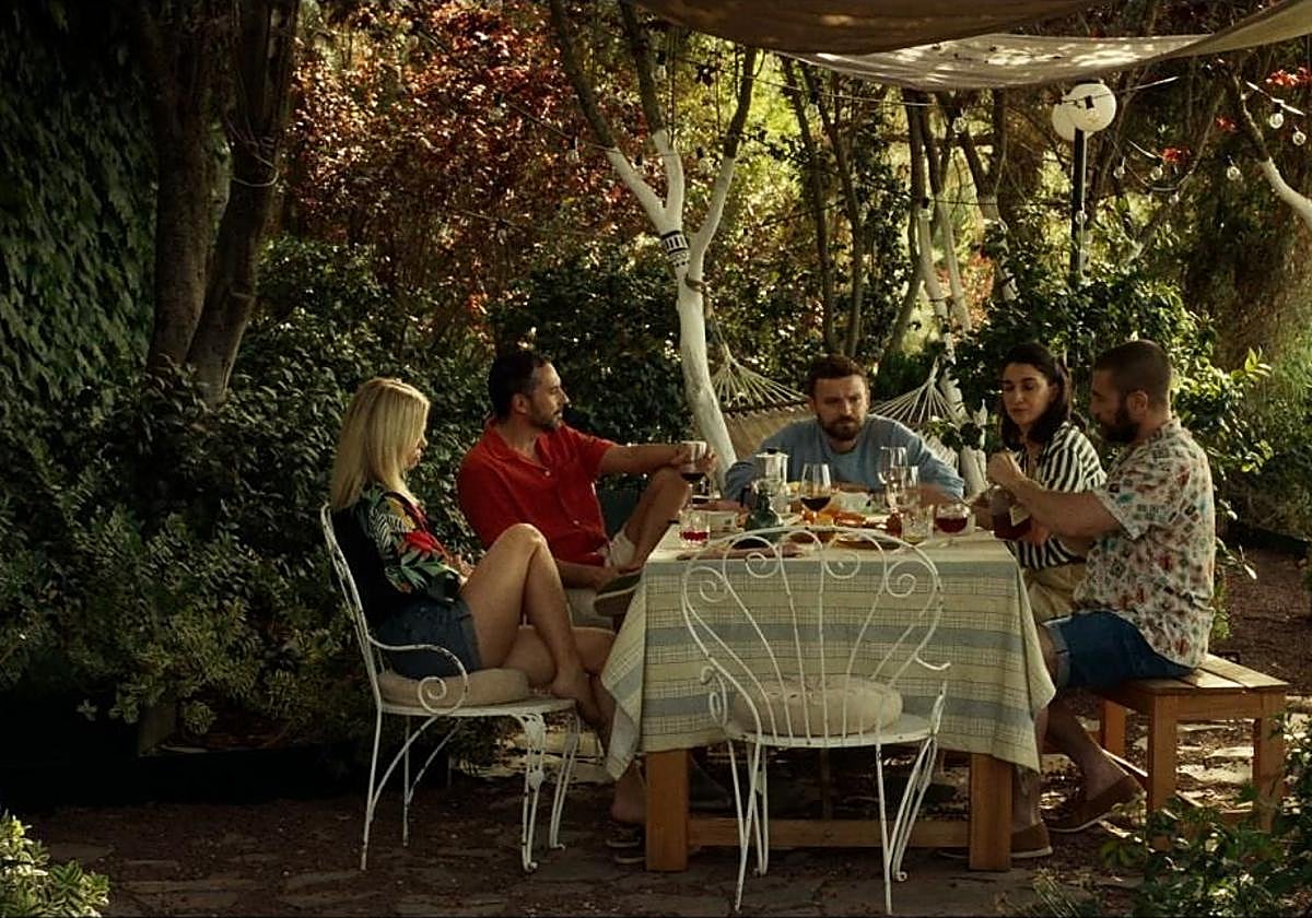 Reunión de amigos en la casa de campo.