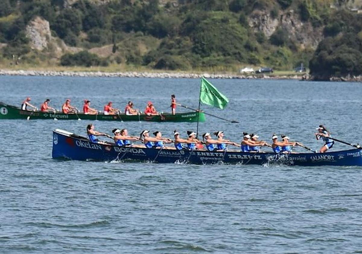 El bote zarauztarra, en la disputa de la Ikurriña de Camargo.