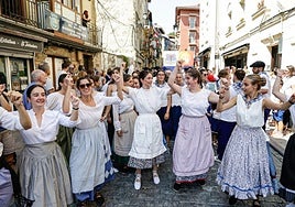 El desfile matinal de la Euskal Jira contó con buena participación, muy buen ambiente en el interior y mucho público en el recorrido.