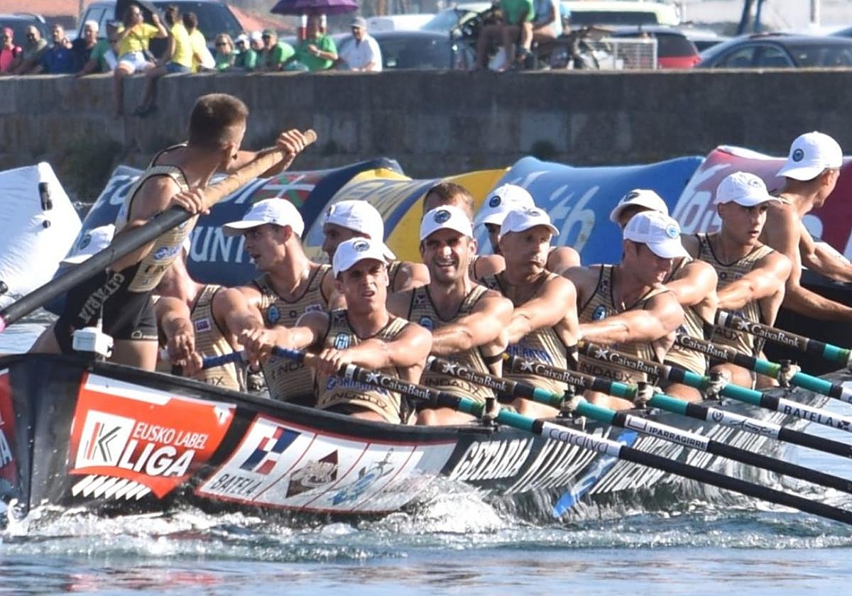 Esperantza A pobra do Caramiñaleko estropadan, erakustaldi handia egin zuten saio bikainean.