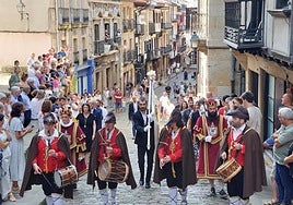 Aitzol Arroyo fue el concejal encargado de llevar ayer la bandera de Hondarribia desde el ayuntamiento hasta la iglesia.